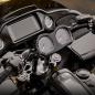 Preview: Kraus, Lux Riser Top Plate. Black -  Oberplatte. Schwarzkraus Riser in Schwarz für Harley-Davidson® 15-24 FLTR Road Glide mit serienmäßigen runden Anzeigen. Wird mit Kraus Topless Isolated Risers mit 1-1/8" Klemmbereich verwendet