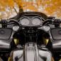 Preview: Kraus, Lux Riser Top Plate. Black -  Oberplatte. Schwarzkraus Riser in Schwarz für Harley-Davidson® 15-24 FLTR Road Glide mit serienmäßigen runden Anzeigen. Wird mit Kraus Topless Isolated Risers mit 1-1/8" Klemmbereich verwendet