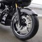 Preview: Arlen Ness, 18 x 5.50 Factory 24 Rad, vorne. Schwarz, Contrast Cut – vorne: 2026 Touring; 23-25 FLTRXSE; 23-25 FLHXSE; 24-25 FLTRXSTSE; 24-25 FLHX; 2025 (NU) FLHXU; 24-25 FLTRX. Mit breitem 18-Zoll-Custom-Vorderradschutzblech