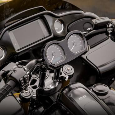 Kraus, Lux Riser Top Plate. Black -  Oberplatte. Schwarzkraus Riser in Schwarz für Harley-Davidson® 15-24 FLTR Road Glide mit serienmäßigen runden Anzeigen. Wird mit Kraus Topless Isolated Risers mit 1-1/8" Klemmbereich verwendet