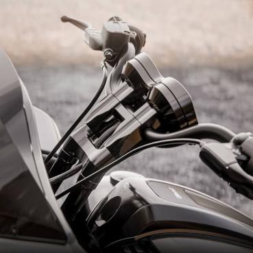 Kraus, Lux Riser Top Plate. Black -  Oberplatte. Schwarzkraus Riser in Schwarz für Harley-Davidson® 15-24 FLTR Road Glide mit serienmäßigen runden Anzeigen. Wird mit Kraus Topless Isolated Risers mit 1-1/8" Klemmbereich verwendet