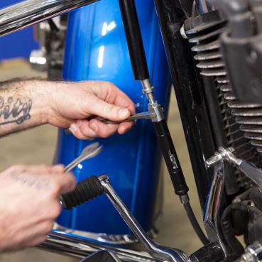 Obere Leitung Kupplungszug in 31" (79 cm) Schwarz für Harley Davidson 18-25 Softail; 21-25 FLT/Touring. OEM-Ersatzreferenz: 37200377
