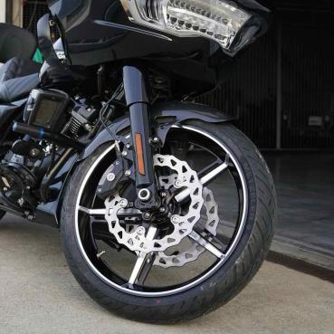 Arlen Ness, 18 x 5.5 Factory 24 Felge. Schwarz, Contrast Cut – Universell passend. Das modellspezifische Arlen-Ness-Nabenkit muss für ein vollständiges Rad separat bestellt werden