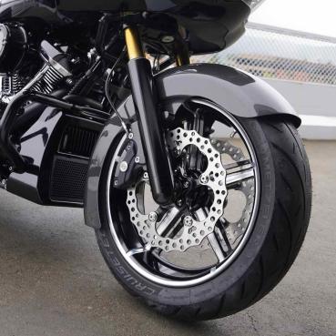 Arlen Ness, 18 x 5.50 Factory 24 Rad, vorne. Schwarz, Contrast Cut – vorne: 2026 Touring; 23-25 FLTRXSE; 23-25 FLHXSE; 24-25 FLTRXSTSE; 24-25 FLHX; 2025 (NU) FLHXU; 24-25 FLTRX. Mit breitem 18-Zoll-Custom-Vorderradschutzblech