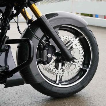 Arlen Ness, 18 x 5.50 Factory 24 Rad, vorne. Schwarz, Contrast Cut – vorne: 2026 Touring; 23-25 FLTRXSE; 23-25 FLHXSE; 24-25 FLTRXSTSE; 24-25 FLHX; 2025 (NU) FLHXU; 24-25 FLTRX. Mit breitem 18-Zoll-Custom-Vorderradschutzblech