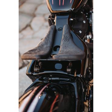 Cult-Werk solo seat ''Old School''. schwarz – 18-26 Softail FXBB/S; FXST: 25-26 FXBB Street Bob 117; 21-24(NU)FXBBS Street Bob 114; 18-20(NU)FXBB Street Bob 107; 20-24 FXST(NU)Softail Standard 107