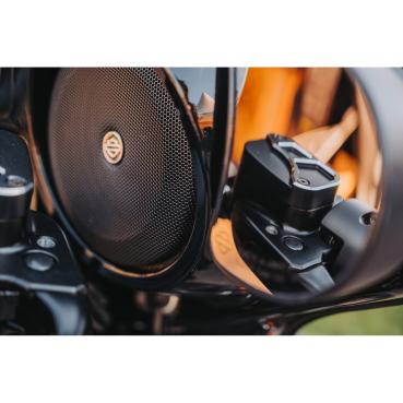 Cult-Werk master cylinder Abdeckung ''Racing''. schwarz – 08-25 Touring (excl. 23-25 FLTRXSE; 24-25 FLTRXSTSE; 23-25 FLHXSE; 24-25 FLHX; 2025 FLHXU; 24-25 FLTRX); 09-13 & 18-25 Trikes; 06-17 V-Rod. (brake)
