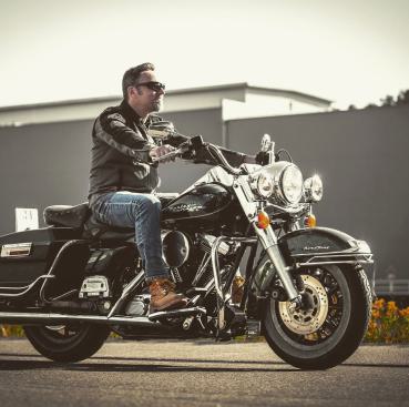 Motorradhosen nach deine Lieblingsjeans oder jede andere Hose gestaltbar. Kevlar®-Gewebe mit besonderem Abriebschutz und ein atmungsaktives CoolMesh®-Gewebe in deine Lieblingshose. Auf Wunsch auch mit Protektorentaschen