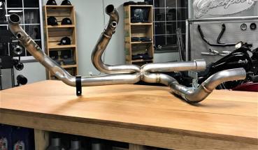 Hochleistungs Krümmeranlage in Edelstahl Handgefertigt mit Schweissnaht Optik für Harley Davidson Tri Glide ULTRA CLASSIC FLHTCUTG  Bj. 2017 bis 2023 - 2/1/2 M8 XXX Hi-Output Stainless Steel Head Pipe Krümmer - Kopie