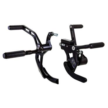 Rick’s Motorcycles – vorverlegte Fußrastenanlage. AK47. +2". schwarz – 00-06 Softail (NU)