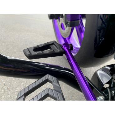 Kodlin Track board shift pedal. Schwarz | Passend: 1986–2017 (NU) FL Softail; 2012–2016 (NU) Dyna FLD Switchback; 1983–2026 FLT/Touring; 2009–2026 Trikes