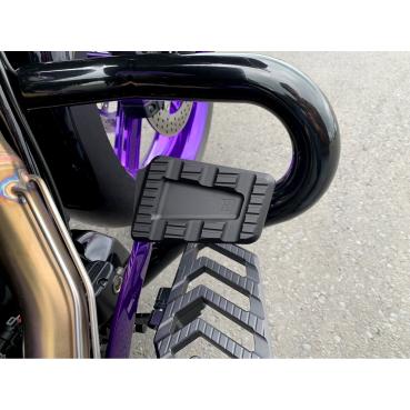 Kodlin Track board Brems pedal. Schwarz | Passend: 1986–2017 (NU) FL Softail; 2012–2016 (NU) Dyna FLD Switchback; 1983–2026 FLT/Touring; 2009–2026 Trikes