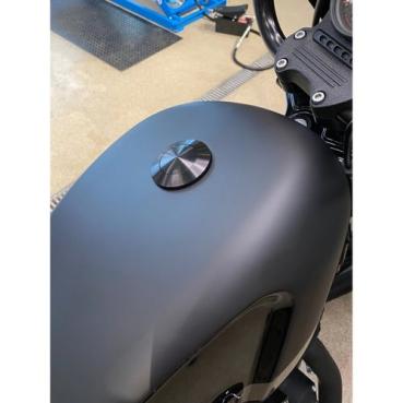 Killer Custom, Flush Mount Pop-Up gas cap. schwarz – 2001–2026 · Softail; 01-23FLT/Touring mit screw-in caps