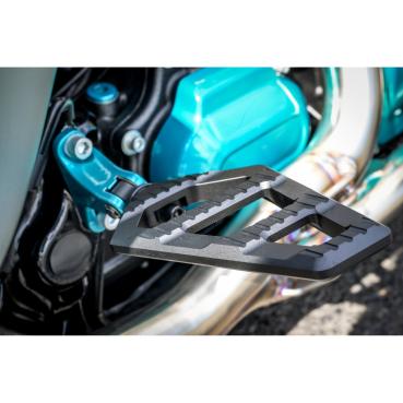 Kodlin verzahnt Fahrer Fußrastenadapter. Schwarz | Passend: 2018–2026 Softail (außer Modelle mit floorboards); 2021–2026 RH1250S Sportster S; 2021–2026 RA1250/S Pan America; 2021–2022 (NU) Livewire