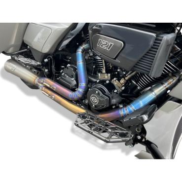 Kodlin NXL Trittbretter. Schwarz / Edelstahl | Passend: 1986–2017 FL Softail; 2012–2016 Dyna FLD Switchback; 1983–2026 Touring; 2009–2026 Trikes