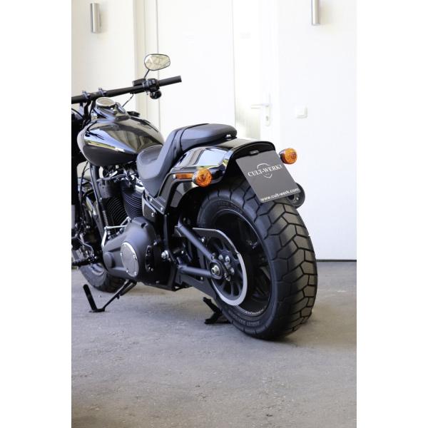 Cult-Werk center Kennzeichenhalter. schwarz – 18-24 Softail Fat Bob: 18-20 FXFB Fat Bob 107; 18-24 FXFBS Fat Bob 114 (NU)