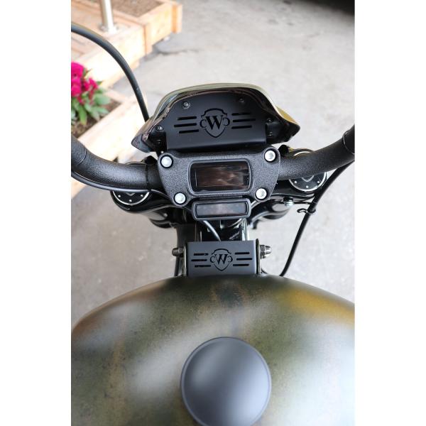 Cult-Werk gas Tank lift Set. glänzend schwarz – Softail: 18-20 (NU) FXBB Street Bob 107; 25-26 FXBB Street Bob 117; 21-24 (NU) FXBBS Street Bob 114; 20-24 (NU) FXST Softail Standard; 18-19 (NU) FXBR Breakout 107; 18-22 (NU) FXBRS Breakout 114