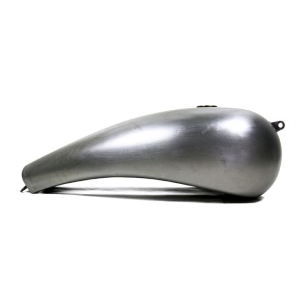 Kodlin, Stretched 'Breakout' Softail Gas Tank - Tank für Harley-Davidson® 18–24 Softail mit kundenspezifischem kürzerem Sitz (bei einigen Modellen ist eine Neuverlegung des Armaturenbretts/der Instrumente erforderlich)