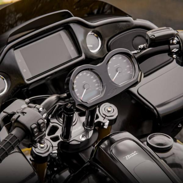 Kraus, Lux Riser Top Plate. Black -  Oberplatte. Schwarzkraus Riser in Schwarz für Harley-Davidson® 15-24 FLTR Road Glide mit serienmäßigen runden Anzeigen. Wird mit Kraus Topless Isolated Risers mit 1-1/8" Klemmbereich verwendet