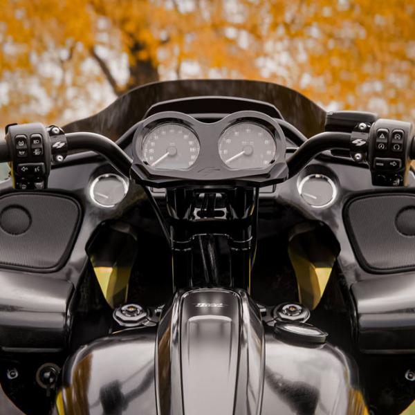 Kraus, Lux Riser Top Plate. Black -  Oberplatte. Schwarzkraus Riser in Schwarz für Harley-Davidson® 15-24 FLTR Road Glide mit serienmäßigen runden Anzeigen. Wird mit Kraus Topless Isolated Risers mit 1-1/8" Klemmbereich verwendet