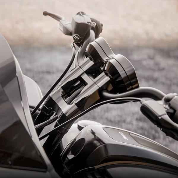 Kraus, Lux Riser Top Plate. Black -  Oberplatte. Schwarzkraus Riser in Schwarz für Harley-Davidson® 15-24 FLTR Road Glide mit serienmäßigen runden Anzeigen. Wird mit Kraus Topless Isolated Risers mit 1-1/8" Klemmbereich verwendet