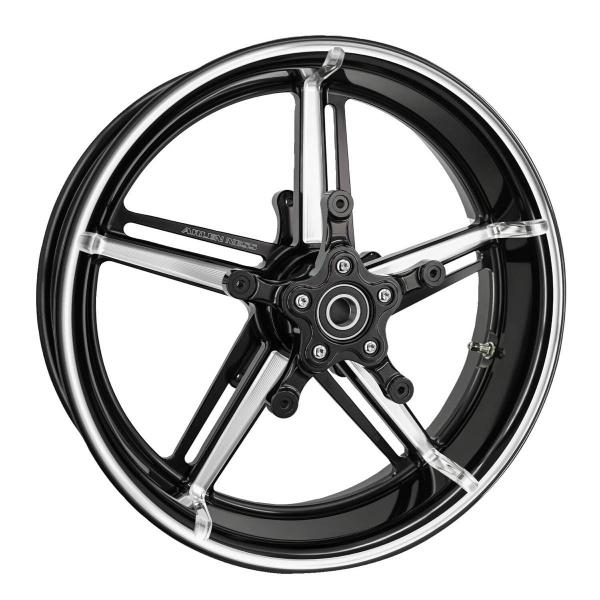 Arlen Ness, 18 x 5.50 Factory 24 Rad, vorne. Schwarz, Contrast Cut – vorne: 2026 Touring; 23-25 FLTRXSE; 23-25 FLHXSE; 24-25 FLTRXSTSE; 24-25 FLHX; 2025 (NU) FLHXU; 24-25 FLTRX. Mit breitem 18-Zoll-Custom-Vorderradschutzblech
