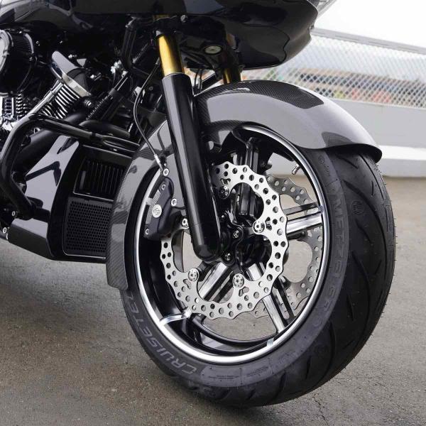 Arlen Ness, 18 x 5.50 Factory 24 Rad, vorne. Schwarz, Contrast Cut – vorne: 2026 Touring; 23-25 FLTRXSE; 23-25 FLHXSE; 24-25 FLTRXSTSE; 24-25 FLHX; 2025 (NU) FLHXU; 24-25 FLTRX. Mit breitem 18-Zoll-Custom-Vorderradschutzblech