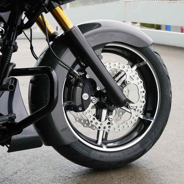 Arlen Ness, 18 x 5.50 Factory 24 Rad, vorne. Schwarz, Contrast Cut – vorne: 2026 Touring; 23-25 FLTRXSE; 23-25 FLHXSE; 24-25 FLTRXSTSE; 24-25 FLHX; 2025 (NU) FLHXU; 24-25 FLTRX. Mit breitem 18-Zoll-Custom-Vorderradschutzblech