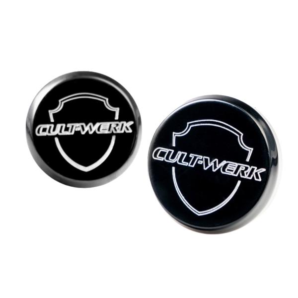 Cult-Werk vorne axle Abdeckung set. glänzend schwarz. CC Logo – 23-25 FLTRXSE; 24-26 FLTRXSTSE; 24-26 FLTRX; 2026 FLTRXL; 23-26 FLHXSE; 2026 FLXSTSE; 2026 FLHXLSE; 2026 FLHXL; 24-26 FLHX; 2025 FLHXU