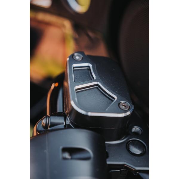 Cult-Werk master cylinder Abdeckung ''Racing''. schwarz – 08-25 Touring (excl. 23-25 FLTRXSE; 24-25 FLTRXSTSE; 23-25 FLHXSE; 24-25 FLHX; 2025 FLHXU; 24-25 FLTRX); 09-13 & 18-25 Trikes; 06-17 V-Rod. (brake)