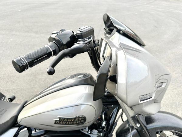 330 Medium Bagger Flow Bar Super Fat Handlebar for Street Glide with 1" Clamp Diameter 3-Hole Gloss Black Powder Coated 1,4" Throttle By Wire (Switch Housing Sensor)