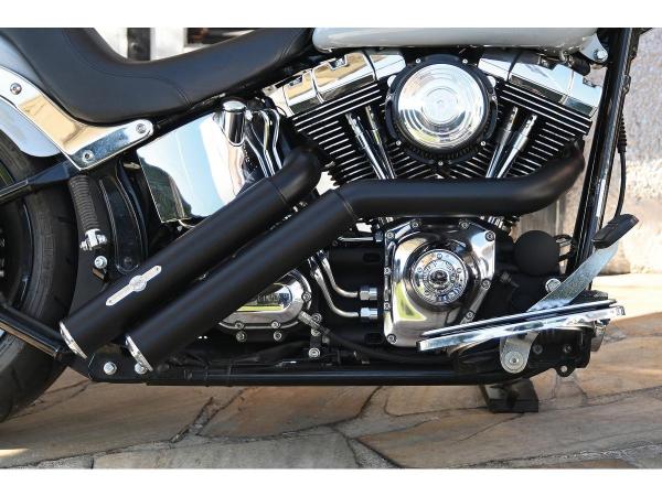 BSL Firestarter Auspuffanlage, ohne Hitzeschild, poliert glatt Endkappe, schwarz 2,5" – 87-16 Softail, (außer 13-14 FXSBSE, 14-16 FXSB, 16 FXSE, 08 FXCW, 08-11 FXCWC) 12-16 benötigt Lambdasonden-Reduzierstück 670859
