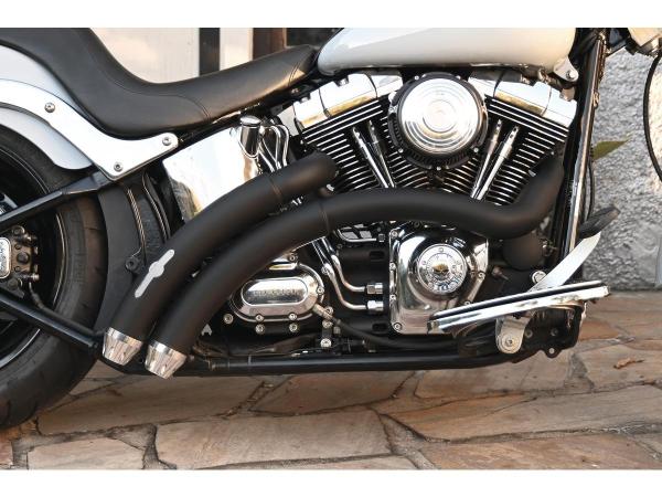 BSL Rainbow V2 Auspuffanlage, ohne Hitzeschild, poliert Smith and Listen Endkappe, schwarz 2,5" – 87-16 Softail, (außer 08-09, 11 FXCWC, 09 FXSTSSE3, 10 FLSTSE, 13-14 FXSBSE, 14-16 FXSB, 16 FXSE) 12-16 benötigt Lambdasonden-Reduzierstück 670859