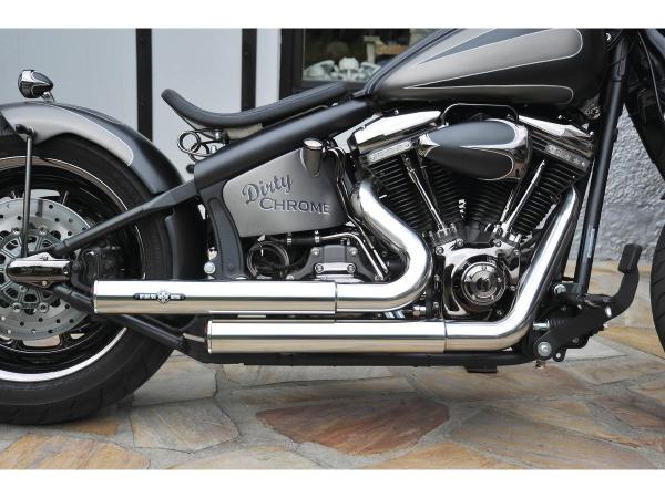 BSL Top Chopp Staggered Forward Control Auspuffanlage, ohne Hitzeschild, poliert glatt Endkappe, schwarz 2,5" – 84-16 Softail, (außer 13-14 FXSBSE, 14-16 FXSB, 16 FXSE, 08 FXCW, 08-11 FXCWC, 09 FXSTSSE3) Only FX-Softail Models, 12-16 benötigt Lambdasonden