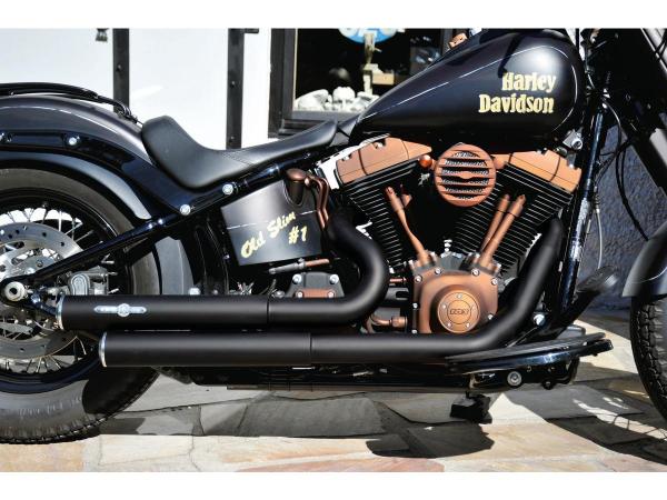BSL Top Chopp Staggered Floorboard Auspuffanlage, ohne Hitzeschild, poliert glatt Endkappe, schwarz 2,5" – 87-16 Softail, (außer 13-14 FXSBSE, 14-16 FXSB, 16 FXSE, 08 FXCW, 08-11 FXCWC, 09 FXSTSSE3) Only FL-Softail Models, 12-16 benötigt Lambdasonden-Redu