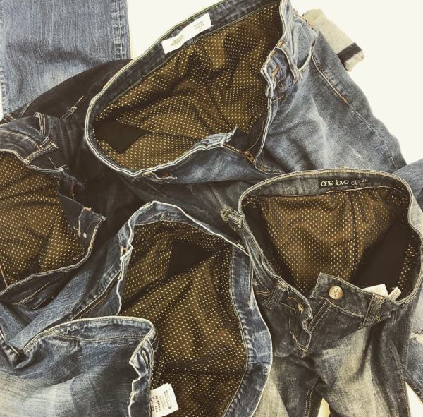 Motorradhosen nach deine Lieblingsjeans oder jede andere Hose gestaltbar. Kevlar®-Gewebe mit besonderem Abriebschutz und ein atmungsaktives CoolMesh®-Gewebe in deine Lieblingshose. Auf Wunsch auch mit Protektorentaschen