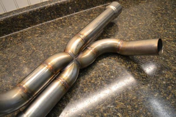 Hochleistungs Krümmeranlage in Edelstahl Handgefertigt mit Schweissnaht Optik für Harley Davidson Tri Glide FLRT Freewheeler Trike Bj. 2017 bis 2023 - 2/1/2 M8 XXX Hi-Output Stainless Steel Head Pipe Krümmer