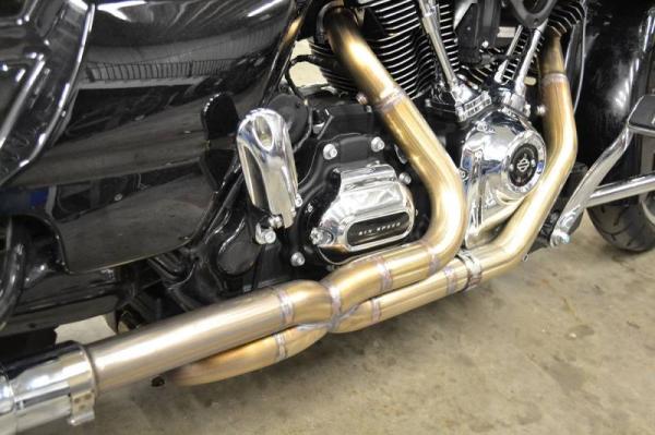 Hochleistungs Krümmeranlage in Edelstahl Handgefertigt mit Schweissnaht Optik für Harley Davidson Tri Glide FLRT Freewheeler Trike Bj. 2017 bis 2023 - 2/1/2 M8 XXX Hi-Output Stainless Steel Head Pipe Krümmer