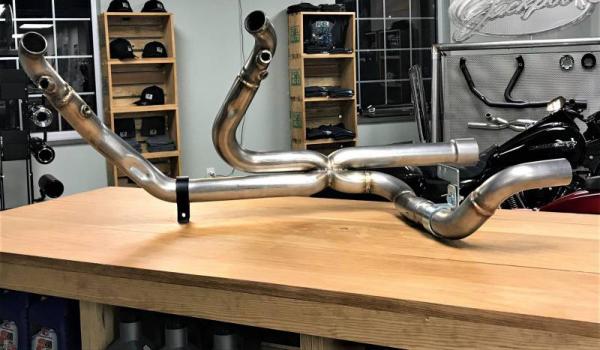 Hochleistungs Krümmeranlage in Edelstahl Handgefertigt mit Schweissnaht Optik für Harley Davidson Tri Glide FLRT Freewheeler Trike Bj. 2017 bis 2023 - 2/1/2 M8 XXX Hi-Output Stainless Steel Head Pipe Krümmer