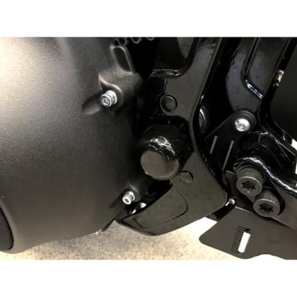 Killer Custom, swingarm axle cover Satz. Gloss schwarz – 2018–2025 · Softail (ausgenommen 19-20 FXDRS)