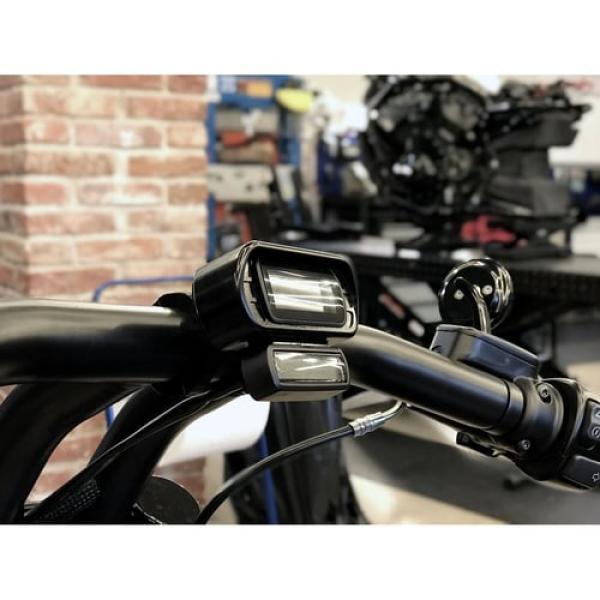 Killer Custom, speedometer relocation housing. schwarz – Softail: 18-20 FXBB Street Bob 107; 18-23 FXBBS Street Bob 114; 18-19 FXBR Breakout 107; 18-22 FXBRS Breakout 114; 23-24 FXBR Breakout 117; 22-24 FXST Softail Standard 107; 22-24 FXLRST Low Rider ST