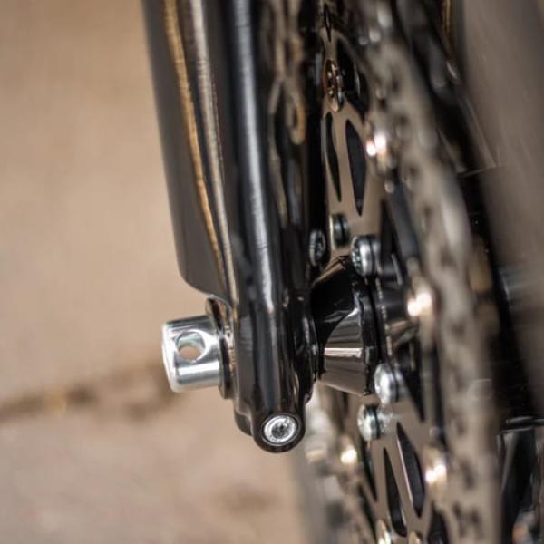 Killer Custom, front wheel ABS spacer rechts front. schwarz – 2008–2026 · FLT/Touring (ausgenommen 23-25 CVO mit inverted forks)