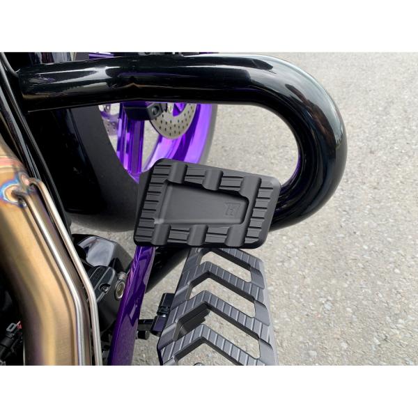 Kodlin Track board Brems pedal. Schwarz | Passend: 1986–2017 (NU) FL Softail; 2012–2016 (NU) Dyna FLD Switchback; 1983–2026 FLT/Touring; 2009–2026 Trikes