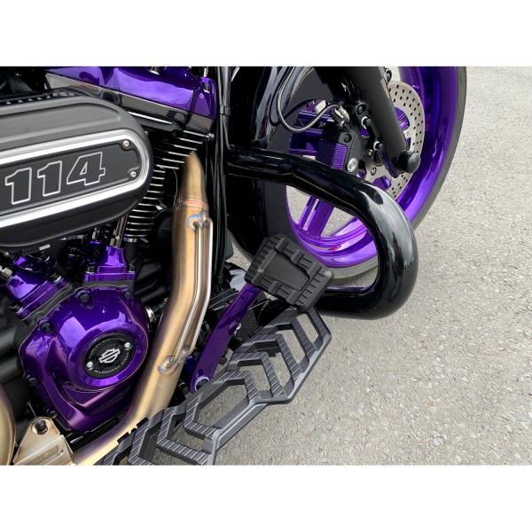 Kodlin Track board Brems pedal. Schwarz | Passend: 1986–2017 (NU) FL Softail; 2012–2016 (NU) Dyna FLD Switchback; 1983–2026 FLT/Touring; 2009–2026 Trikes