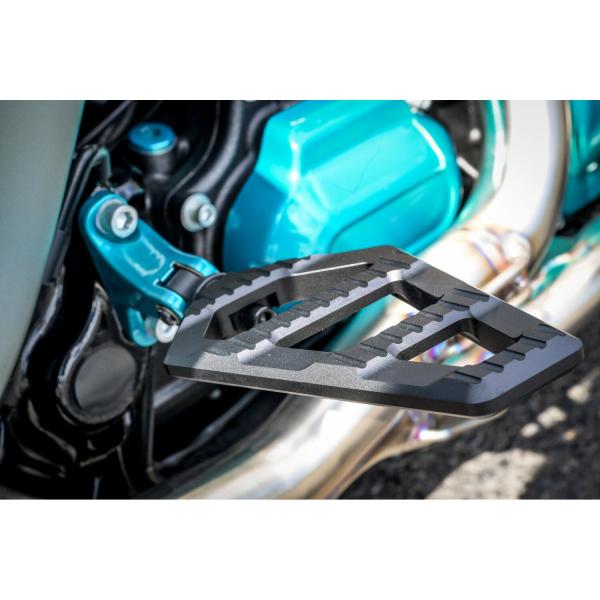 Kodlin verzahnt Fahrer Fußrastenadapter. Schwarz | Passend: 2018–2026 Softail (außer Modelle mit floorboards); 2021–2026 RH1250S Sportster S; 2021–2026 RA1250/S Pan America; 2021–2022 (NU) Livewire