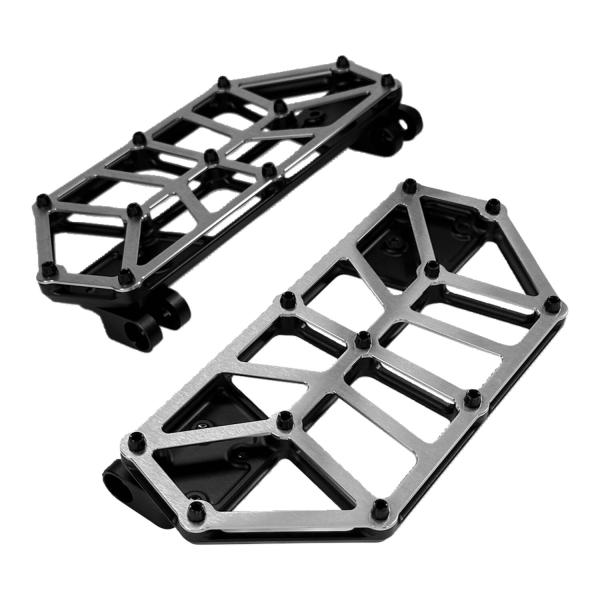 Kodlin NXL Trittbretter. Schwarz / Edelstahl | Passend: 1986–2017 FL Softail; 2012–2016 Dyna FLD Switchback; 1983–2026 Touring; 2009–2026 Trikes