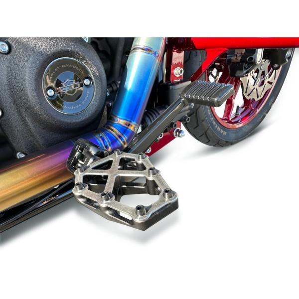 Kodlin NXL Fußrasten. Titan | Passend: 2018–2026 M8 Softail mit mittig angeordneten Fußrasten; 2021–2026 RH1250S Sportster S; 2021–2026 Pan America; 2021–2022 Livewire