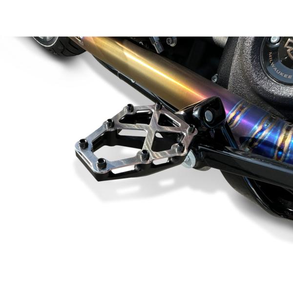 Kodlin NXL Fußrasten. Titan | Passend: 2018–2026 M8 Softail mit mittig angeordneten Fußrasten; 2021–2026 RH1250S Sportster S; 2021–2026 Pan America; 2021–2022 Livewire