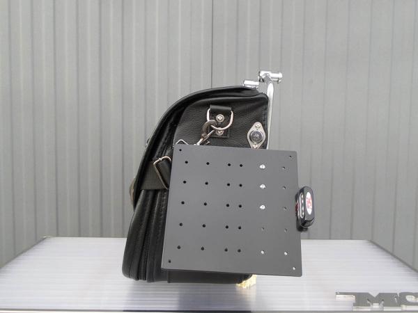 Motorradtasche MCJ Black Python Exclusive Bag Seitentasche Leder mit Halterung für Harley , Victory, Kawasaki, Triumph, Royal Enfield.