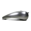 Kodlin, Stretched 'Breakout' Softail Gas Tank - Tank für Harley-Davidson® 18–24 Softail mit kundenspezifischem kürzerem Sitz (bei einigen Modellen ist eine Neuverlegung des Armaturenbretts/der Instrumente erforderlich)